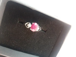 Lady's ring, stamped 10kt white gold -burma ruby with diamond on both side - Picture 1 of 7