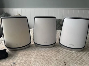 2x NETGEAR ORBI SATELLITE RBS850 + 1x ORBI ROUTER RBR850 UNTESTED AS ACQUIRED - Bild 1 von 24
