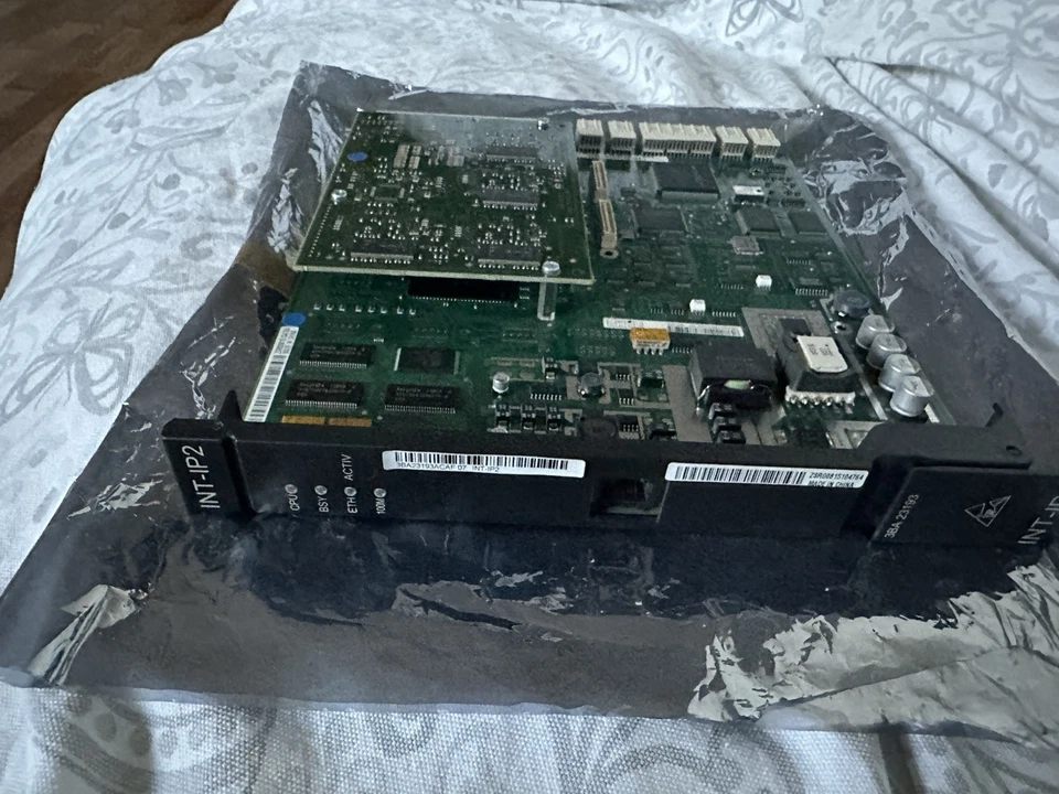 Alcatel INT-IP2 + 1 GIP4-4 para OmniPCX 4400 Enterprise 3BA23193AC 3BA 23221AA Foto 1 de 4
