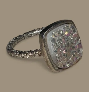 Dara Ettinger Druzy Ring mit quadratischer Fassung filigraner Stil roségoldfarbenes Band. - Bild 1 von 5