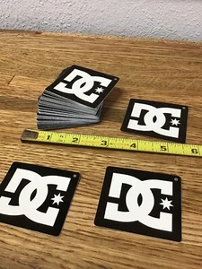 DC Skateboard Shoe Co. ADESIVI Skateboarding 2,25" - 4 Pezzi Autentici Mm7 - Foto 1 di 3