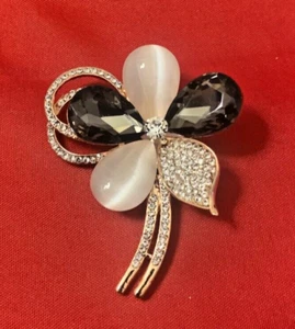 BROOCH PIN FLOWER FAUX DIAMOND PEARL CLEAR STONES 2"  NEW WITHOUT TAGS LOVELY - Picture 1 of 4