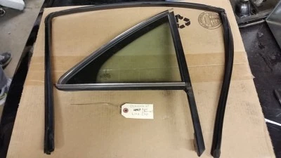 00 01 02 2000 2001 2002 Lincoln LS PUERTA TRASERA DERECHA CUARTO CRISTAL FIJO CON GOMA Foto 1 de 4