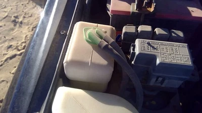 Geo Tracker 1996 depósito de refrigerante radiador tanque de desbordamiento botella fabricante original 1,6 l Foto 1 de 4