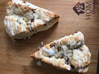 Bollos de chispas de canela con esmalte de vainilla *bollos dulces y húmedos* favoritos de otoño Foto 1 de 4