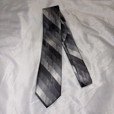 VAN HEUSEN MENS TIE GRAY & WHITE 3.25 X 57 EUC  - Image 1 of 4