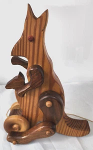 Vintage handgefertigtes hölzernes Känguru Zugspielzeug Känguru mit Joey auf Rädern 12 Zoll funktioniert - Bild 1 von 10