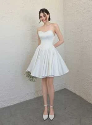 Vestidos de novia cortos de satén sin tirantes modestos corsé vestidos de novia simples Foto 1 de 4