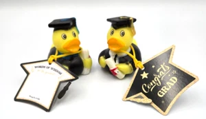 2er Pack Abschluss Gummi Enten mit 2 Worten der Weisheit Etiketten, 2" Enten, 2" Etiketten - Bild 1 von 15