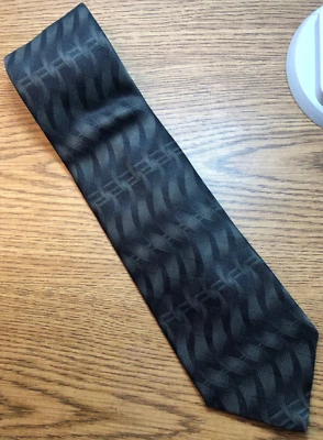 Corbata Puritan verde oscuro y negra con hermosos diseños ondulados Foto 1 de 2