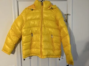 NWT GUESS Women’s HOODED PUFFER JACKET YELLOW Size Small BRAND NEW - Picture 1 of 5