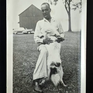 Vintage Foto Hund und Afroamerikaner Mann umarmt zeigt Liebe Schnappschuss - Bild 1 von 5