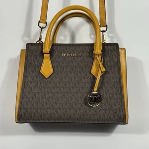 BOLSO MENSAJERO MICHAEL KORS HOPE MEDIANO MK FIRMA MARRÓN AMARILLO CALÉNDULA OTOÑO - Imagen 1 de 14
