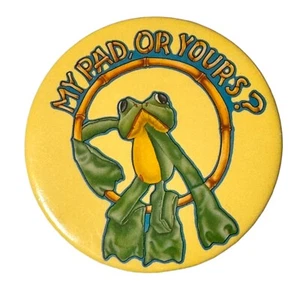 Frog My Pad Or Yours Sex Humor 3" Pinback Botón De Colección Años 80 Kamar International - Imagen 1 de 4