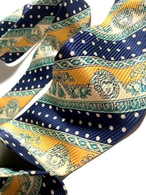 GIANNI VERSACE VINTAGE ANOS 90 MEDUSA GRAVATA LISTRADA BARROCA FRUTAS PONTOS AZUL ITÁLIA - Imagem 1 de 4