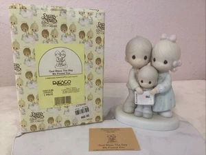 PRECIOUS MOMENTS "God Bless The Day We Found You" Junge Adoption Figur 100153R - Bild 1 von 20