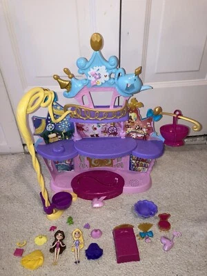 Disney Princesa Pequeño Reino Momentos Musicales Castillo Juego, Belle & Rapunzel Foto 1 de 4