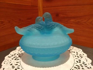 VINTAGE BLUE SATIN WESTMORELAND 2 DOVES MILK GLASS COVERED CANDY/MINT/NUT DISH  - Picture 1 of 12
