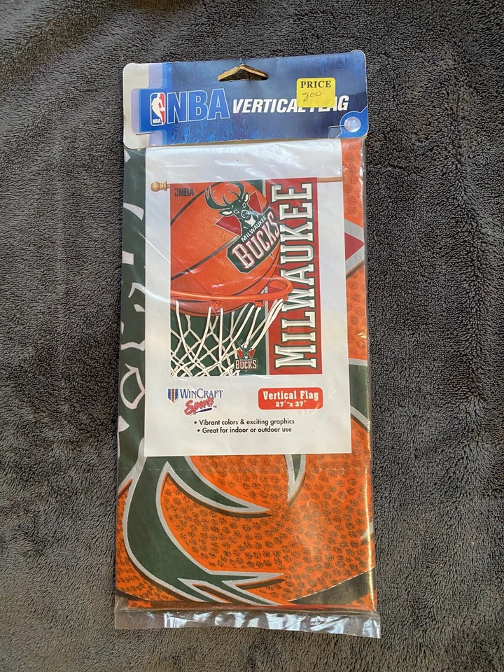 Milwaukee Bucks Bandera Vertical 27x37 NBA Wincraft Deportes Nuevo Foto 1 de 1