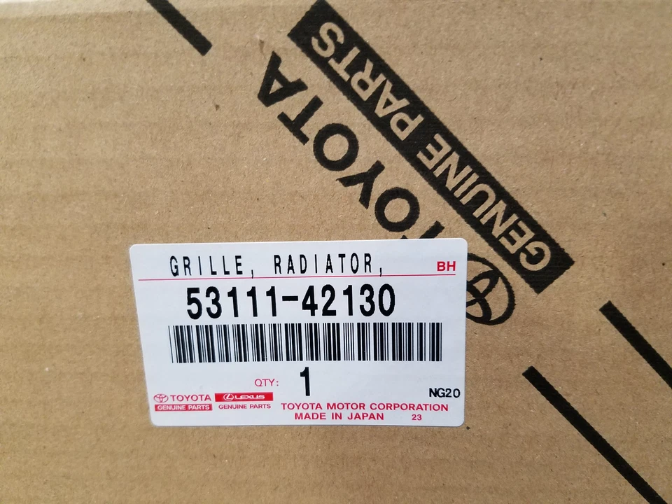 NEW GENUINE 2008-2011 TOYOTA RAV4 FRONT UPPER RADIATOR GRILL 53111-42130 - Image 1 of 3