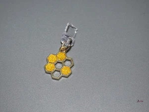 Breloque miel ruche abeille avec prise en L attachée - Utilisé dans la zone de l'appareil de charge - Photo 1 sur 1