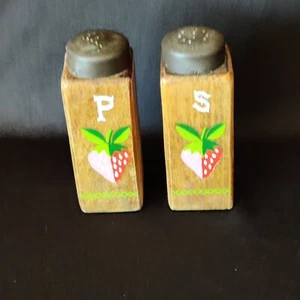 Shaker sale e pepe vintage in legno con fragola dipinta anni 70 4 pollici Alto - Foto 1 di 6