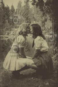 Vintage Foto küssende Frauen - 20er Jahre hübsches lesbisches Paar Mädchen - 164 - Bild 1 von 2
