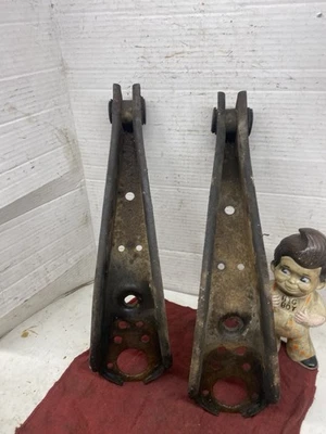 Par de brazos de control inferiores AMC AMX Javelin Trunion 1968-69 en buen estado Foto 1 de 4