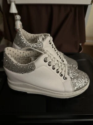 Zapatilla deportiva de tacón oculto con brillo blanco y plateado - para mujer talla 6,5 Foto 1 de 4