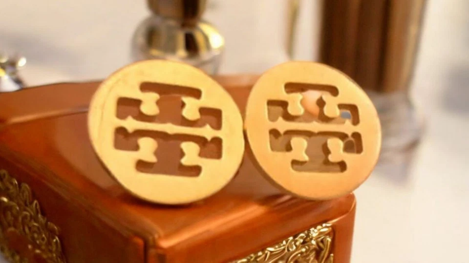 Brincos Tory Burch duplo logotipo T tom dourado - Imagem 1 de 4