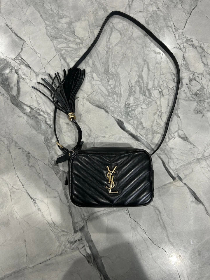 Bolso para cámara Saint Laurent Lou con etiquetas en cuero acolchado G1N Foto 1 de 4