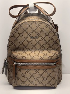 Mochila bolsa Nine West Vander média logotipo mocha marrom - Imagem 1 de 4