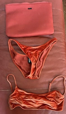 JUEGO BIKINI TRIÁNGULO SEMINUEVO TOP PEQUEÑO E INFERIOR XS Foto 1 de 4