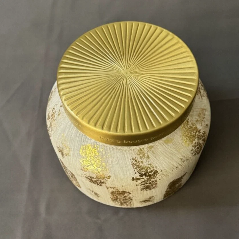 全新 Capri Blue Glimmer Jumbo 签名罐 香味蜡烛 金色和白色玻璃 — 第 1/4 张图片