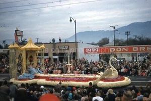 Foto DIAPOSITIVA encontrada ROSE PARADE DE COLECCIÓN 35mm Años 50 PASADENA T 312 LA 92 D - Imagen 1 de 1