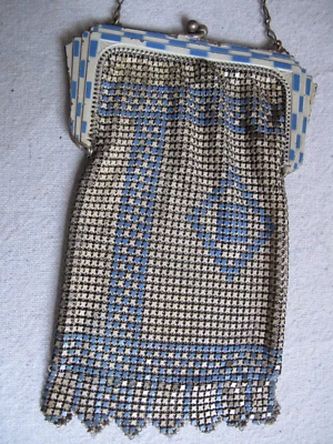 Cartera antigua de malla esmaltada azul y blanco Whiting & Davis Foto 1 de 4