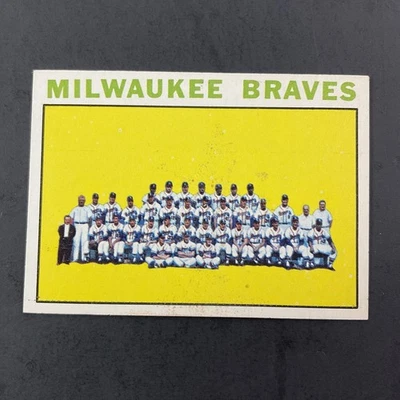 Tarjeta del equipo 1964 Topps #132 Milwaukee Braves con Hank Aaron/Mathews/Spahn/Torre Foto 1 de 2