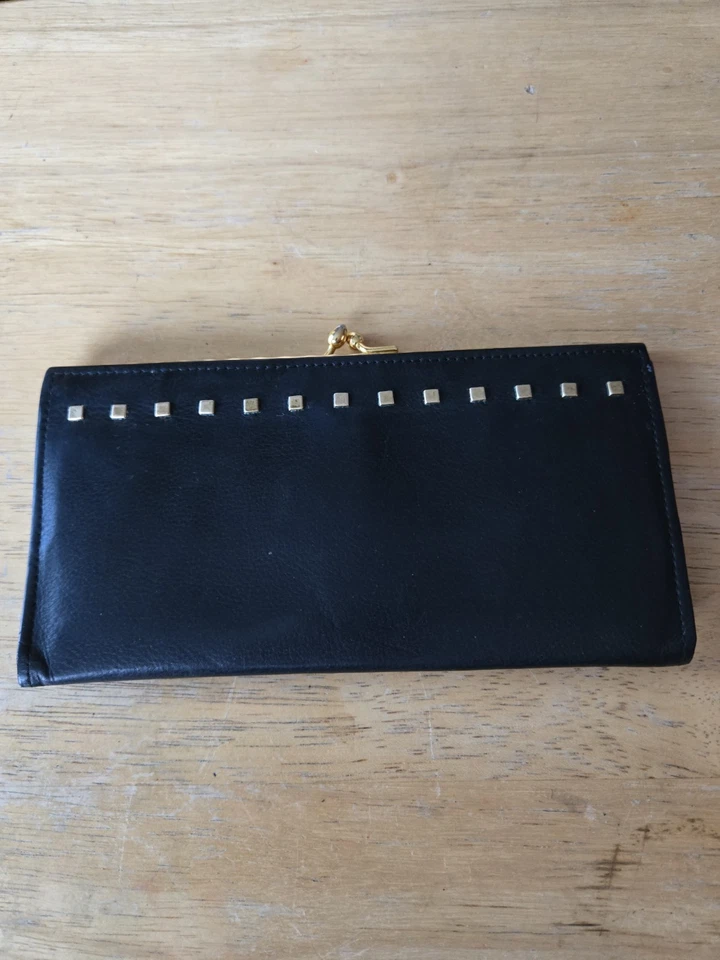 Carteira Rolfs couro de bezerro preta com detalhes dourados década de 1980 - Imagem 1 de 4