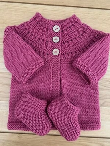 Baby Mädchen Strickjacke Kinderwagen Mantel und Schuhe handgestrickt Neugeborene bis 3 Monate Neu - Bild 1 von 9