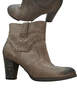 Clarks Artisan Women’s Boots Gray Leather Ankle Booties Heels Sz 8.5 - Picture 1 of 9
