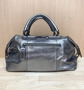 Kenneth Cole Cartera de Cuero Bolso de Mano Bolso Metálico Plateado Holgado Cremallera Doble Asa - Imagen 1 de 20