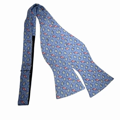 Pajarita para hombre Vineyard Vines conchas de playa azul/rosa seda EE. UU. 2,75" (W) x 36" (L) Foto 1 de 4