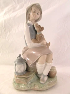 LLADRO ESPAÑA Niña de Porcelana con Perro Cachorro y Linterna con Estatuilla Olla de Miel - Imagen 1 de 16