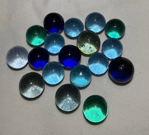 Vintage Posten von 18 klaren, türkisfarbenen und blauen Glasmurmeln 13-15 mm - Bild 1 von 6