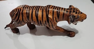 Tigre de Sumatra naranja envuelto en arte en cuero con rayas negras, dientes y ojos de vidrio - Imagen 1 de 10