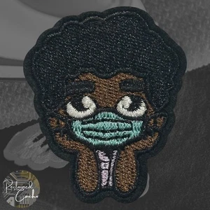 Kleiner Junge mit Maske Bügelbild Patch bestickt Basteln Applikation - Bild 1 von 2