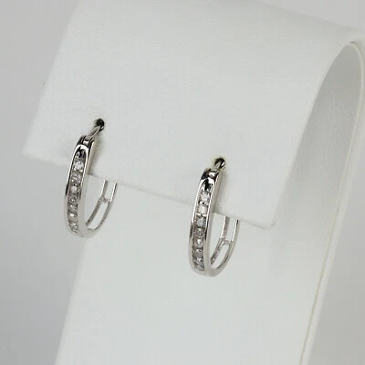 Bonitos aretes tipo argolla ovalados pequeños de diamantes de oro blanco de 14k para mujer Foto 1 de 2