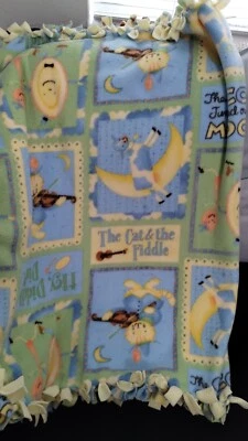 Manta de bebé con rima infantil hecha a mano gato y violín suave polar borde atado "50x32" Foto 1 de 4