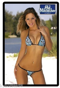 Sexy Antiguo Modelo de Cerveza Ligera Milwaukee en Bikini Imán de Refrigerador  - Imagen 1 de 1