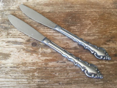 2 Dinner Knives Stanley Rogers Roberts Melody Stainless Steel 97185 Scrolls - Image 1 of 2